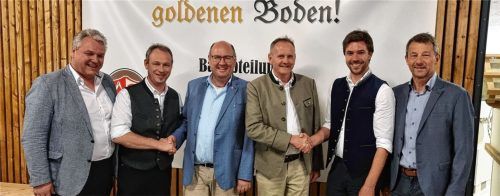 Neuwahlen prägten die Versammlung der Innung: (von links) Schulleiter Jürgen Ersing mit dem neuen Obermeister Florian Stein, dem scheidenden Obermeister Gerhard Hardrath, dem scheidenden stellvertretenden Obermeister Ludwig Ziereis, dem neuen stellvertretenden Obermeister Christian Roß sowie dem Kreishandwerksmeister Rudi Schiller.Foto kreishandwerkerschaft