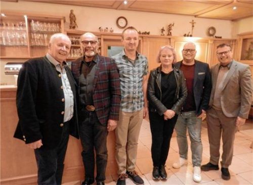 Obermeister Josef Berghammer (von links) dankte seinem ehemaligen Stellvertreter Franz Niedermaier und gratulierte seinem neuen Stellvertreter Florian Stirner. Auch Kreishandwerksmeisterin Helga Wimmer, der Geschäftsführer des Fleischer-Verbandes Lars Bubnick und der Geschäftsleiter der Kreishandwerkerschaft Markus Saller gratulierten zur Neuwahl.Foto Alfons Maier