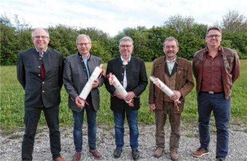 Obermeister Josef Schneider (von links) übereichte den „Goldenen Meisterbrief“ an: Hans-Peter Kohlschmid, Johann Gruber und Johann Breu sowie Referent, Schreinermeister Roland Endl.Foto alfons Maier