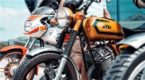 Oldtimer parken in der ersten Reihe am KTM Museum.
