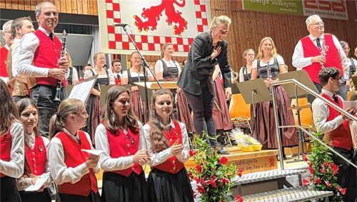 Orchesterchefin Barbara Bschorr bedankt sich beim Orchester und beim Publikum fürs Mitsingen.Foto Janeczka