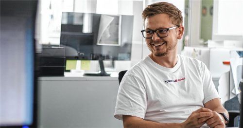 OVB24-Redakteur Sebastian Aicher gewährt Einblicke in seine Arbeit als CvD (Chef vom Dienst).