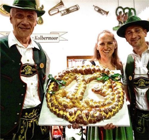 Peter Kirsch übergibt sein Amt als Vorsitzender an Florian Antretter und Andrea Zehentmair. Foto Re