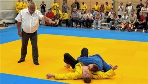 Philipp Ampletzer holte sich hier mit einer Festhaltetechnik den Sieg für die KG Aibling-Grafing.Foto re