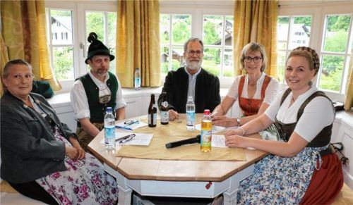Podiumsdiskussion „Gwand und Tracht im Priental“ mit (von links) Trachtenwartin Rita Klampfleitner vom Trachtenverein Edelweiß Niederaschau, Bernhard Bauer, Vorsitzender der Geiglstoana Sachrang, Alexander Wandinger, Leiter des Trachten-Informationszentrums des Bezirks Oberbayern, Moderatorin Katrin Thaurer vom Trachtenverein Edelweiß Niederaschau und Trachtenwartin Monika Stein vom Verein Griabinga Hohenaschau. Foto Rehberg