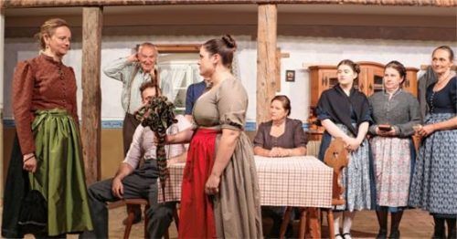 Probenszene aus dem „Ehestreik“ des Aschauer Kolping-Theaters. Foto Rehberg