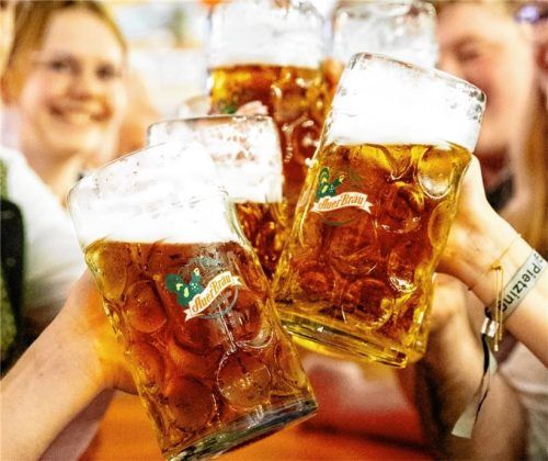 Prost heißt es im Festzelt. Fotos Gröning
