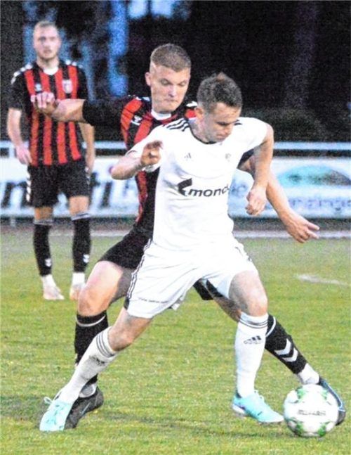 Raublings Lorenz Jilg, der das 2:0 für den TuS markierte, schirmt hier den Ball vor dem Waldkraiburger Robert Straßer ab.Foto Franz Ruprecht
