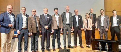 Referenten und Organisatoren: (von links) Dr. Andreas Liebl, Professor Dr. Christian Hagl, Professor Dr. Robert Schwinger, Professor Dr. Wolfgang von Scheidt, Professor Dr. Christian Thilo, Professor Dr. Michael Lehrke, Dr. Jan Kaufmann, PD Dr. Terese Trenkwalder, Dr. Constantin Göbel, PD Dr. Christopher Stremmel, Professor Dr. Christian-Hendrik Heeger. Foto Romed-Kliniken