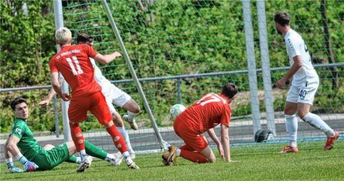 Riesenchance: Den Schussversuch von Bruckmühls Lennard Schweder (Nummer 11) kratzt Traunsteins Kapitän Hannes Kraus von der Linie.Foto Thomas Neumeier