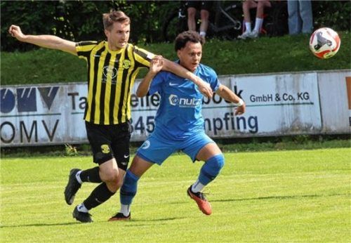 Ruben Kroiss, der schwer verletzt raus musste, im Duell mit Moosinnings Torschützen Maximilian Lechner.Foto Buchholz