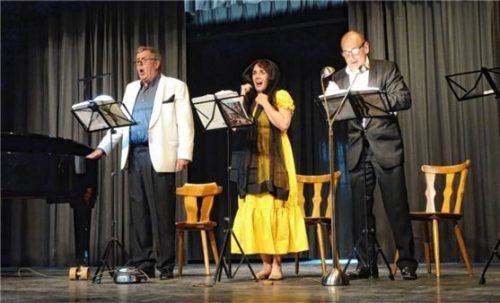 Sangen zungenbrecherisch Italienisch: (von links) Franz Hawlata als Don Pasquale, Yvonne Steiner als Norina und Thomas Gazheli als Dr. Malatesta.Foto füchtner