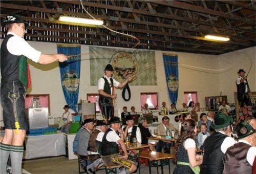 Sauber im Takt waren die Burschen und Männer der Goaßlschnalzer vom GTEV Immergrün Kolbermoor mit ihrer Jubiläumsdarbietung.