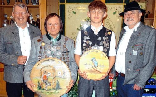 Schützenmeister Christian Edenhofer (von links) gratulierte den Schützenkönigen Imre Kis und Emil Webersberger. Rechts: Zweiter Schützenmeister Karl-Heinz Unger.Foto re