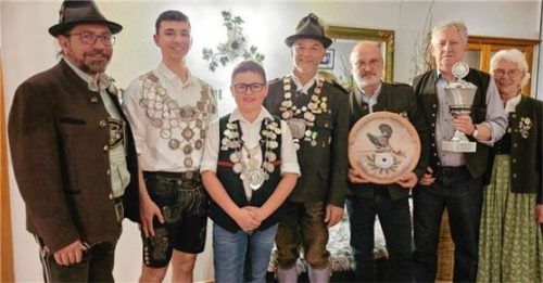 Schützenmeister Paul Anner (von links) mit den erfolgreichen Schützen Jan Beyer, Simon Huber, Hans Aicher, Sebastian Fegl und Josef Aß. Rechts: Zweite Schützenmeisterin Christa Schuster.Foto re