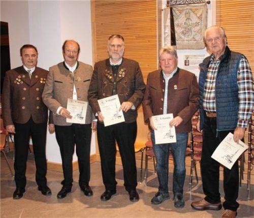 Schützenmeister Richard Kotz (links) ehrte die langjährigen Mitglieder (von links) Josef Pauls, Bernd Cecil, Sigi Reisberger und Alois Brenner.Foto Strim