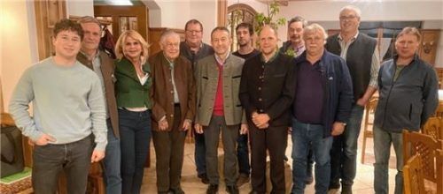 Sebastian Steegmüller, Lenz Thum, Marisa Steegmüller, Franz Steegmüller, Bürgermeister Stefan Adam, Hans Neumayer und die neue Vorstandschaft: Franz Hofstetter,Johannes Ettenhuber (Vorsteher), Hans Rumpl (Rechnungsprüfer), Georg Höhensteiger (Kassier), Josef Untereichmeier (Stellvertreter), Markus Käsweber (Rechnungsprüfer). Foto re