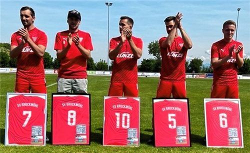 Servus: Die langjährigen Leistungsträger Thomas Festl, Anian Folger, Maximilian Gürtler, Philipp Keller und Gerhard Stannek (von links) wurden bereits vor dem letzten Heimspiel gebührend verabschiedet.Foto SV Bruckmühl