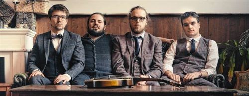 Sie freuen sich über ihren Gewinn (von links): Jonas Kollenda (Bass, Gesang), Bernhard „Bernie“ Huber (Gitarre, Mundharmonika), Bastian „Basti“ Schuhbeck (Banjo, Dobro, Gesang), Jonas „Johnny“ Schuhbeck (Mandoline, Gesang). Foto Johnny and the Yooahoos