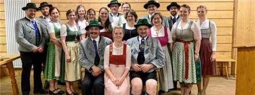 Sie kümmern sich um die Trachtensache: (vorne von links) Die Vorsitzenden Stefan Engl, Irmgard Ellmayer, Georg Zistl sowie (hinten von links) der Ausschuss mit Matthias Heigl, Matthias Danner, Marlene Eham, Franziska Meixner, Magdalena Eham, Magdalena Kirchberger, Annemarie Mayer, Hans Kellerer, Stefanie Hermann, Petra Seidl, Martin Luger, Marianne Riederer, Rasso Wagner, Elisabeth Schmid und Theresa Forstner. Foto re