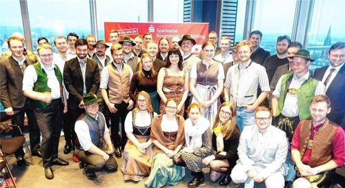 Sie standen beim Ehrenabend im Sparkassen-Hochhaus in Rosenheim im Mittelpunkt: Mehr als 30 frischgebackene Meisterinnen und Meister aus der Region. Foto Hötzelsperger