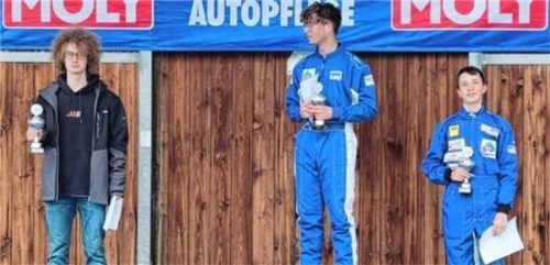 Siegerehrung der Klasse 5 mit Lenard Sach (MSC Priental), Max Friedrich (AMC Bad Aibling) und Fabian Traunsteiner (MC Wasserburg, von links). Foto re