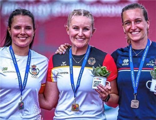 Siegeslächeln: Katharina Bauer mit EM-Gold im Einzel und ihren Kontrahentinnen Elia Canales aus Spanien (links) und Lisa Barbelin aus Frankreich.Foto World Archery
