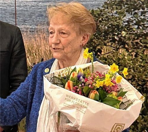 Sieglinde Wunsam schrieb sich zeitlebens Gerechtigkeit auf die Fahnen und rebellierte gegen überholte Normen. So war sie die erste aktive Trachtlerin in Rosenheim, die sich traute, sich die Haare abzuschneiden – damals nahezu undenkbar. Foto Montage: Mihaela Hammer