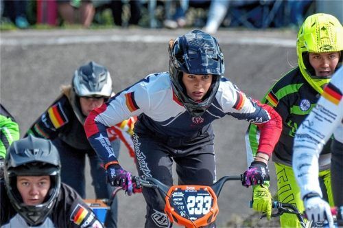 Sienna Schrader (Mitte), Leistungssportlerin der Abteilung BMX, beim Bundesligalauf 2023 in Kornwestheim. Foto SV-DJK Kolbermoor