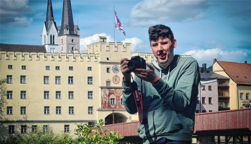 So kennen ihn die Wasserburger: René Prodell mit der Kamera vor seinem Lieblingsmotiv: dem Brucktor mit der wehenden Wasserburg-Fahne. Foto Rieger
