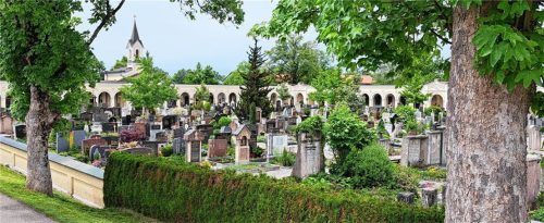 Sollen auf dem Bad Aiblinger Friedhof auch Tierbestattungen ermöglicht werden? Die ersten Debatten dazu regten sich bereits im Stadtrat. Foto Hadersbeck