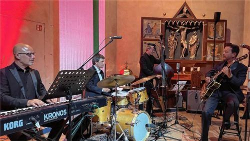 Spielten groß auf: (von links) Jan Eschke am Klavier, Matthias Gmelin am Schlagzeug, Henning Sieverts am Bass und Jazzgitarrist Stauber.Foto kirchner