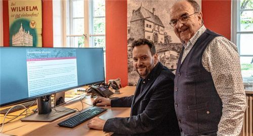 Stadtarchivleiter Dr. Christian Höschler (links) und der Vorsitzende des historischen Vereins, Karl-Heinz Brauner, hoffen, viele Menschen für die Geschichte zu interessieren. Foto Stadt Rosenheim