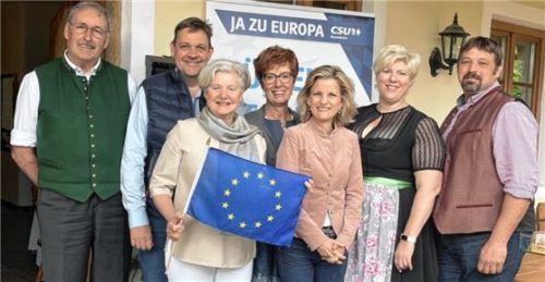 Standen beim politischen Frühschoppen der CSU Pang Rede und Antwort: (von links) Georg Kaffl, Josef Kaffl junior, die Vorsitzende des Seniorenbeirats Sigrid Knothe, CSU-Ortsvorsitzende Ulrike Plankl, Bundestagsabgeordnete Daniela Ludwig, Alexandra Linordner und Thomas Fischbacher. Foto re