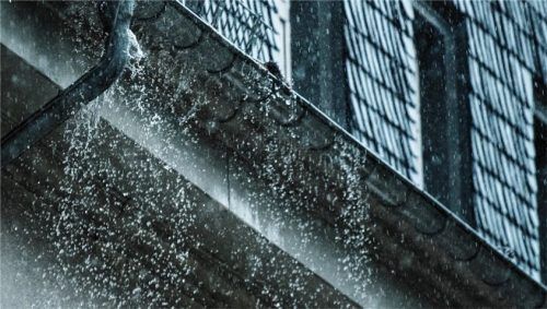 Starke Regenfälle und Unwetter treten oft im Sommer auf. Eine Elementarschadenversicherung sichert Schäden durch Überschwemmungen ab.Foto Silas Stein/dpa