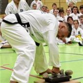 Präzise Kicks und explosive Schläge