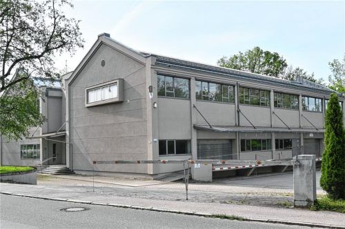 Stephanskirchen hat großen Bedarf an Gewerbeflächen und will leer stehende Gebäude dafür nutzen. Der Landkreis will in diesem Komplex in der Hofmühlstraße jedoch 101 Flüchtlinge unterbringen. Foto Peter Schlecker