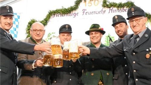 Stießen auf ein gelungenes Fest an: (von links) Zweiter Vorsitzender Josef Öttl, Braumeister Franz Amberger, Festleiter Anton Frankenberger, Bürgermeister Alois Loferer Schankchef Stefan Sixt und Vorsitzender Peter Fischer.