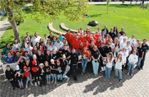 Stolz präsentieren sich die Mannschaften mit ihren Pokalen bei Sonnenschein am Schulhof. Foto BRK Kreisverband Rosenheim