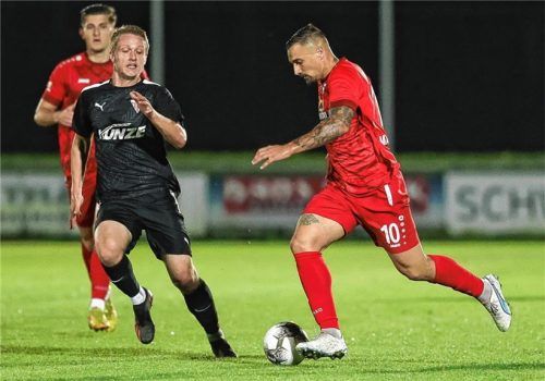 Szene aus dem Hinspiel: Traunsteins Sascha Marinkovic (rechts) im Duell mit dem Bruckmühler Gerhard Stannek.Foto Hans Weitz