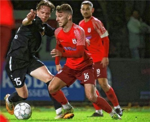 Szene aus dem Hinspiel: Wasserburgs Marinus Jackl (rechts) wird vom Traunsteiner Andrii Pelypenko attackiert. Foto mb.presse – Butzhammer