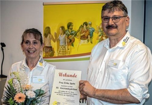 Thomas Unger gratuliert Erika Spohn für 30 Jahre Vorstandsarbeit. Foto stache