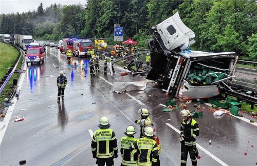 Trümmerteile und unzählige Melonen, die der Lkw geladen hatte, liegen verstreut über die Fahrbahnen der A8 am Irschenberg. Der Lastwagen wurde bei dem Unfall völlig zerstört, der Fahrer aus der Kabine geschleudert. Foto Freiwillige Feuerwehr Stadt Miesbach