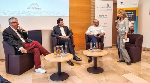 Über die Zukunftschancen digitaler Netze und des Einsatzes von künstlicher Intelligenz in ländlichen Regionen diskutierten beim Informationskreis der Wirtschaft Traun/Alz (von links) Stefan Neumann, Bezirksvorsitzender des Wirtschaftsbeirats Bayern, Martin Naber, Geschäftsführer der Leonet GmbH, Digitalminister Fabian Mehring und Birgit Seeholzer, Geschäftsführerin der Chiemgau GmbH Wirtschaftsförderung. Foto Effner