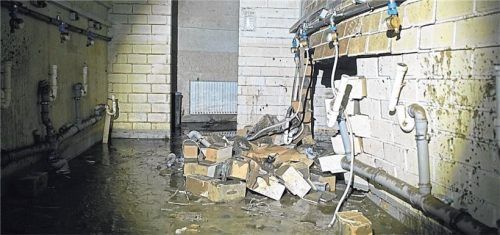 Überschwemmungen können gravierende Schäden anrichten. Damit die Versicherung auch zahlt, sollt man im Vorfeld einiges beachten. Foto MAGO / Funke Foto Services