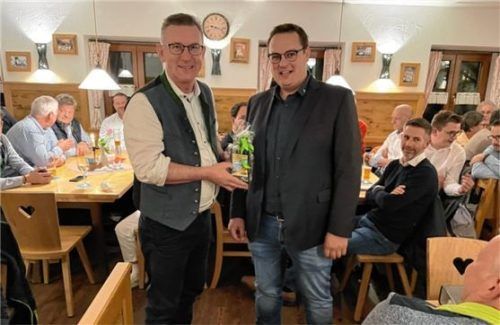 ÜWG-Kreisvorsitzender Georg Huber (links) bedankt sich bei Sebastian Henghuber (Biomasse Irschenberg) für seinen Vortrag zum Thema Wärmenetze.Foto re