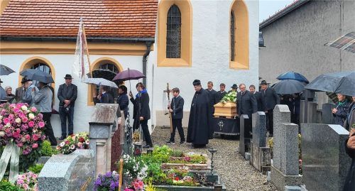 Unter großer Beteiligung der Dorfgemeinschaft wurde Irmengard Kriechbaumer in Mietraching zu Grabe getragen. Foto Hecht