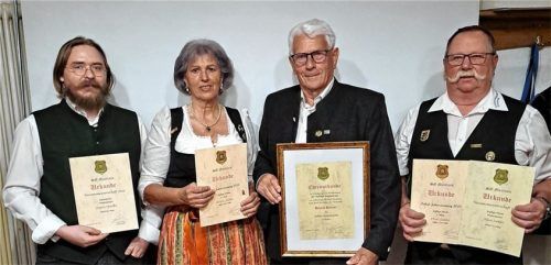 Urkunden und das Goldene Vereinsabzeichen für: (von links) Stefan Opielka, Brigitte Juckel, Jubilar Helmut Rauner sowie Hans Zahler.Foto re