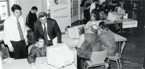 Veranstalter Bernhard Huber (links) und Abgeordneter Josef Hollerith beim Haager Computertag. Foto bauer