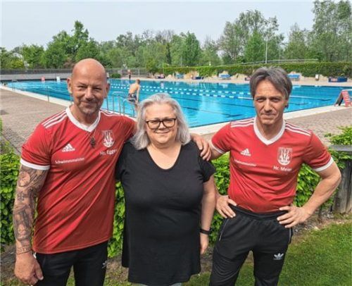 Verwaltungsangestellte Elke Döring wird von den beiden Bademeistern Helmut Eggerl (links) und Charlie Meier umrahmt.